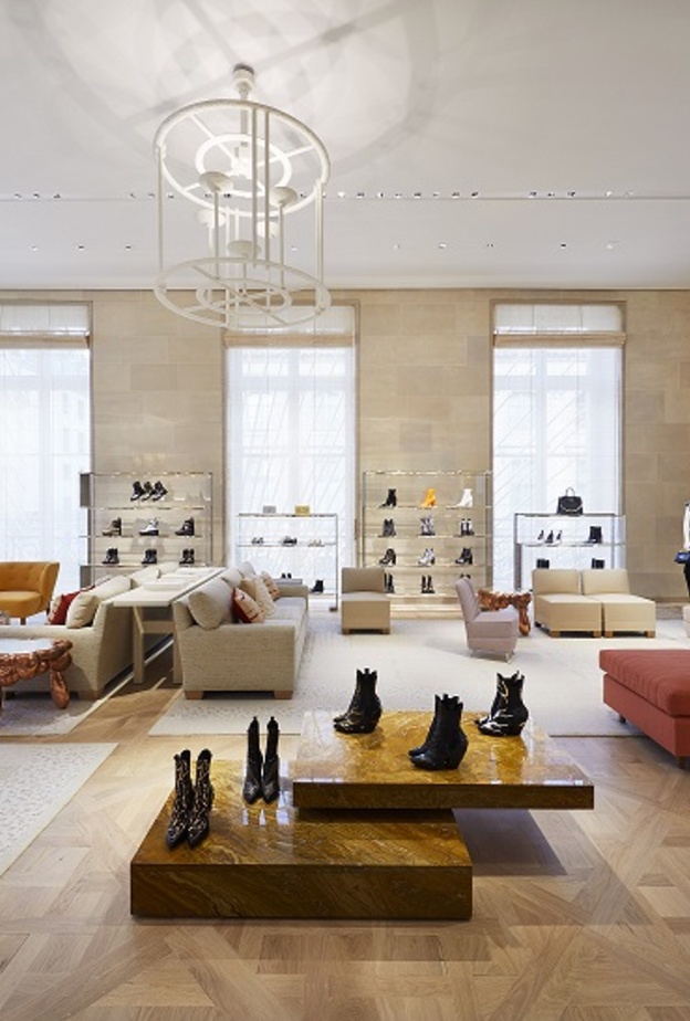 في الطابق الأول توجد ملابس النساء الجاهزة للارتداء والأحذية والاكسسوارات.