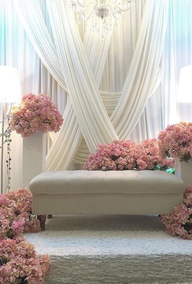 كوشة عصرية فخمة تناسب الاجواء وحفلات الزفاف الخليجية