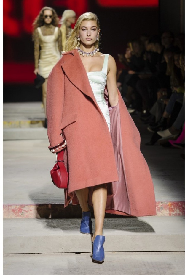 تصميم برّاق من توب شوب للمناسبات مع الأصدقاء.