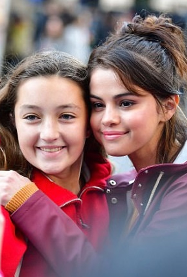 ذات الـ 25 عاماً شوهدت وهي تلتقط أكثر من سيلفي مع فتيات المدارس