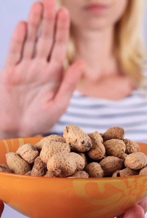 تناول الفول السوداني أثناء الرجيم في صورته النيئة فقط وليس المملح