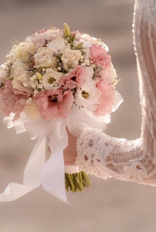 باقة ورد طبيعي للعروس الرومانسية