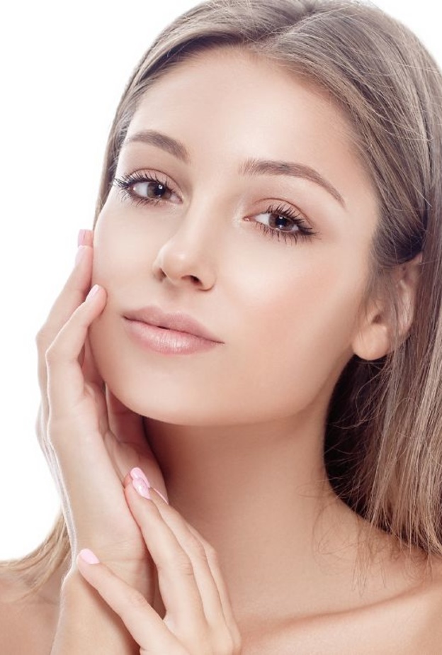 لا تنسي تنظيف بشرتك بالمقشر