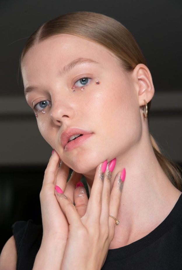 مناكير وردية مع الاظافر الدائرية من دار ‏Jeremy Scott