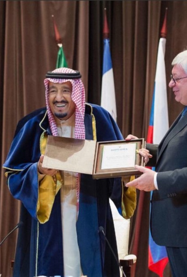 الملك سلمان يتناول الشاي الروسي .