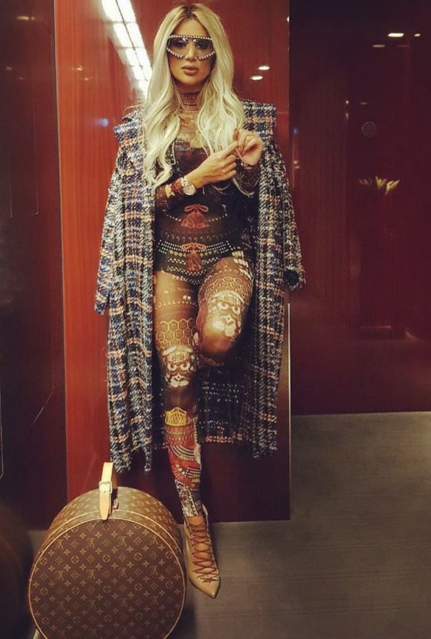 مايا دياب تعرض شنطة كبيرة وكلاسيكية