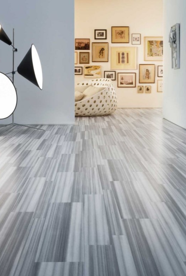 طاولة خشبيه على شكل جذع شجرة لغرف المعيشة .