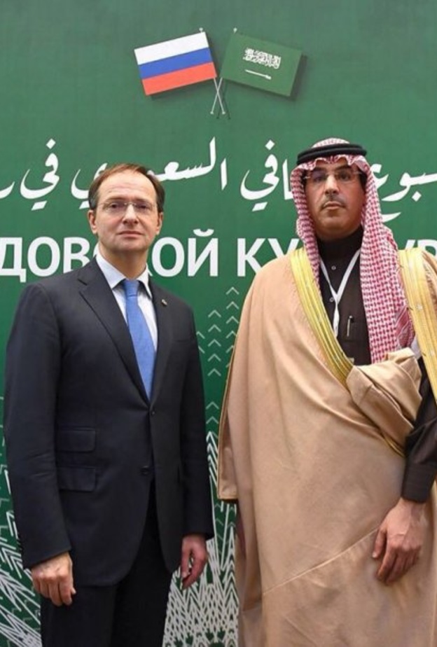 وزير الثقافة والإعلام السعودي عوض العوض ونظيره الروسي