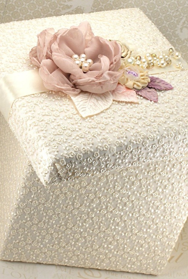 دبش مزين بالورود الطبيعية والاصطناعية