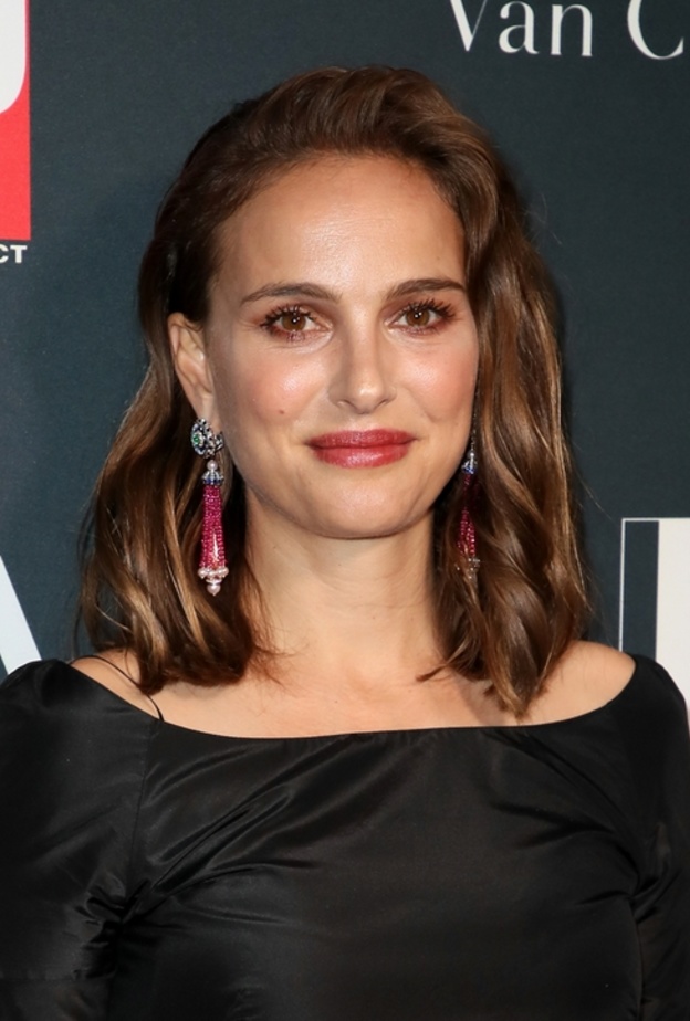 ناتالي بورتمان تتألق بمجوهرات Van Cleef & Arpels