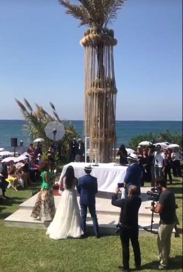 نسرين نصر وعريسها يقطعان قالب الحلوى