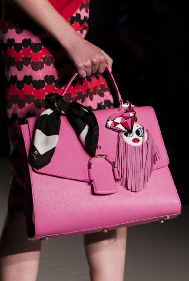 شنطة كبيرة عصرية باللون الوردي من دار Aigner