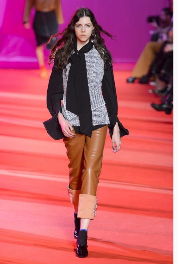 من الإطلالات اليومية الأكثر رواجاً، اختاري التصاميم الفضفاضة من فيليب ليم