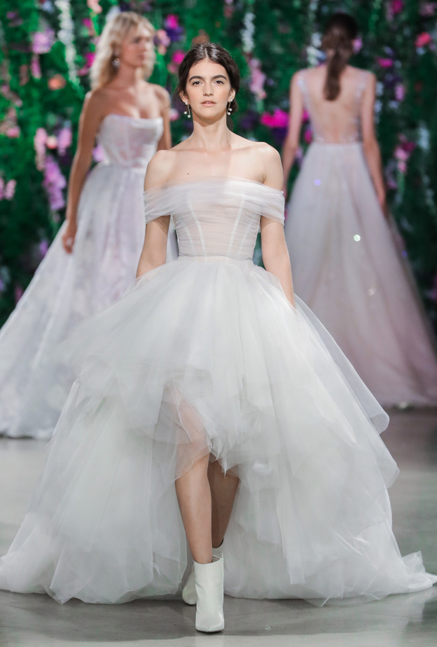 فستان زفاف مصمم بطريقة عصرية من التول من مجموعة غاليا لاهاف Galia Lahav لخريف 2018