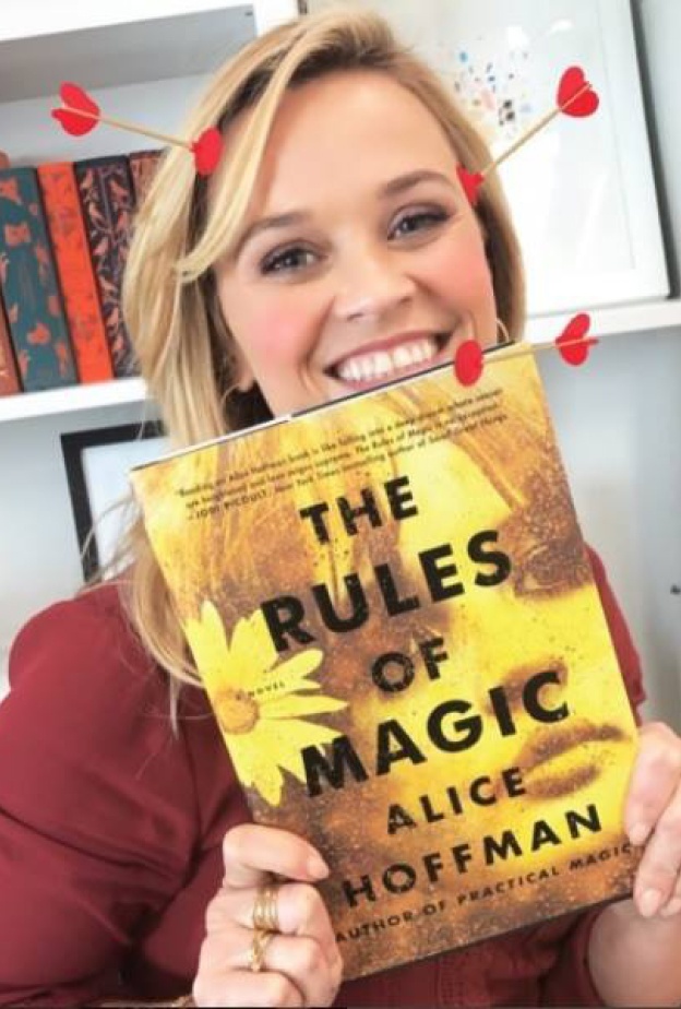 ريس ويذرسبون العاشقة للقراءة توصي متابعيها بكتاب عن قواعد السحر وقوة الحب!