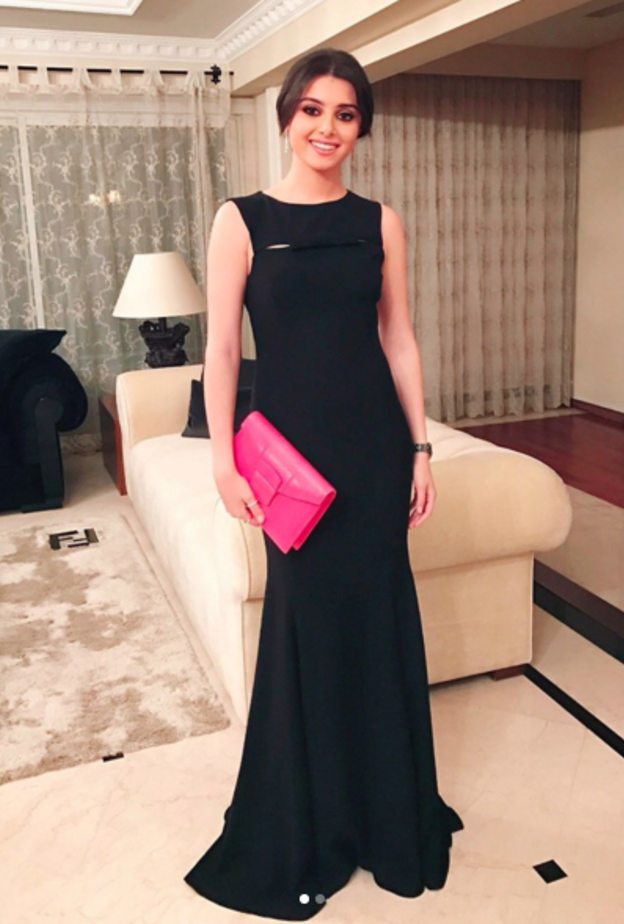 ماريتا الحلاني في فستان قصير مزين بالكشكش الناعم.