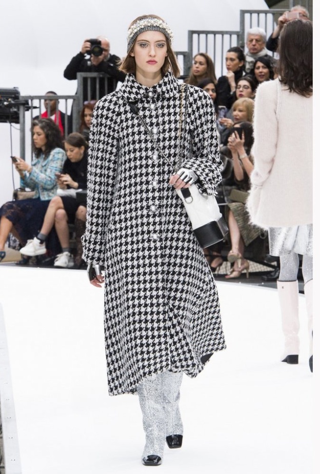 معاطف كارو مع الفرو والزخرفات الوردية من دار برادا Prada