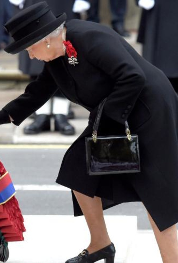 الملكة إليزابيث الثانية تكسر التقاليد