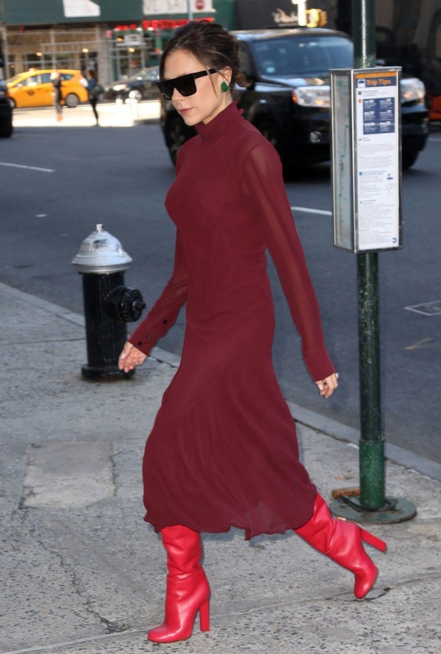 ميلانيا ترامب Melania Trump تختار معطف بيج مع الازرار السوداء من دار بربري Burberry