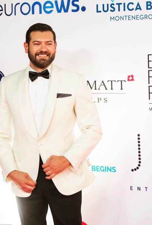 عمرو يوسف باطلالة قمّة في الأناقة والرقي ببدلة التوكسيدو البيضاء