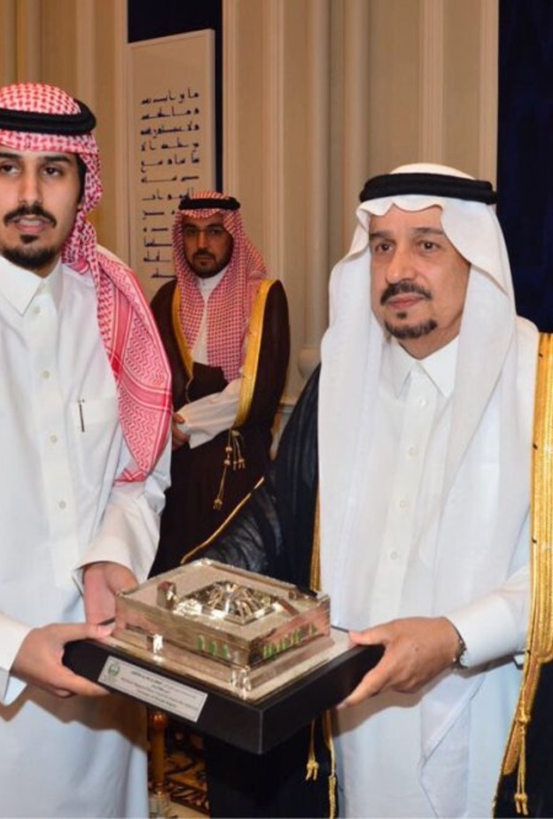 أمير الرياض فيصل بن بندر بن عبدالعزيز يكرم سلطان الدوسري