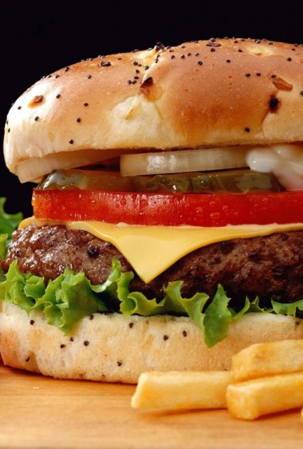 الهمبرجر ضمن اطعمة ينصح بتجنبها اثناء الخضوع للعلاج الكيميائي لعلاج سرطان الثدي