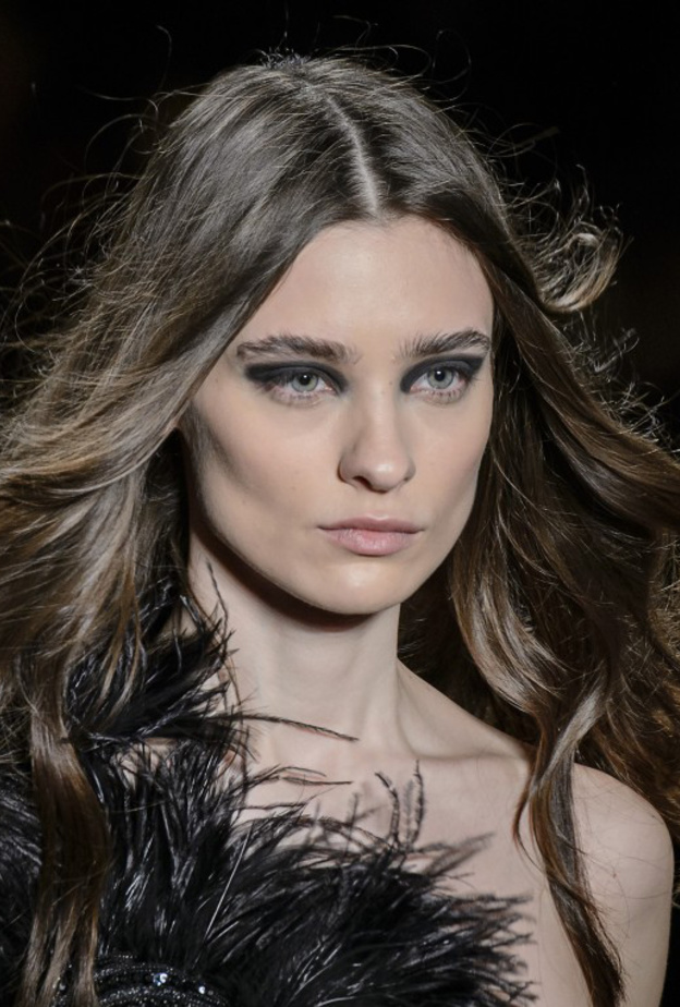 رسمات آيلاينر مع الخطوط المفتوحة على الجهتين العليا والسفلى بأسلوب دار مارني ‏Marni