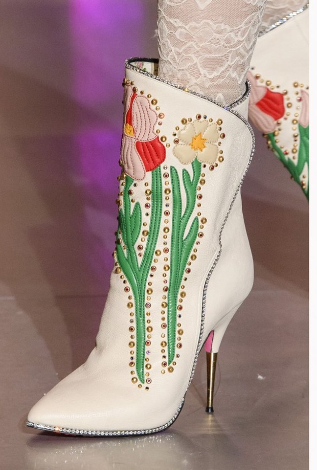 بوت مسطح مع طبعات الورد بأسلوب تصاميم ‏Desigual