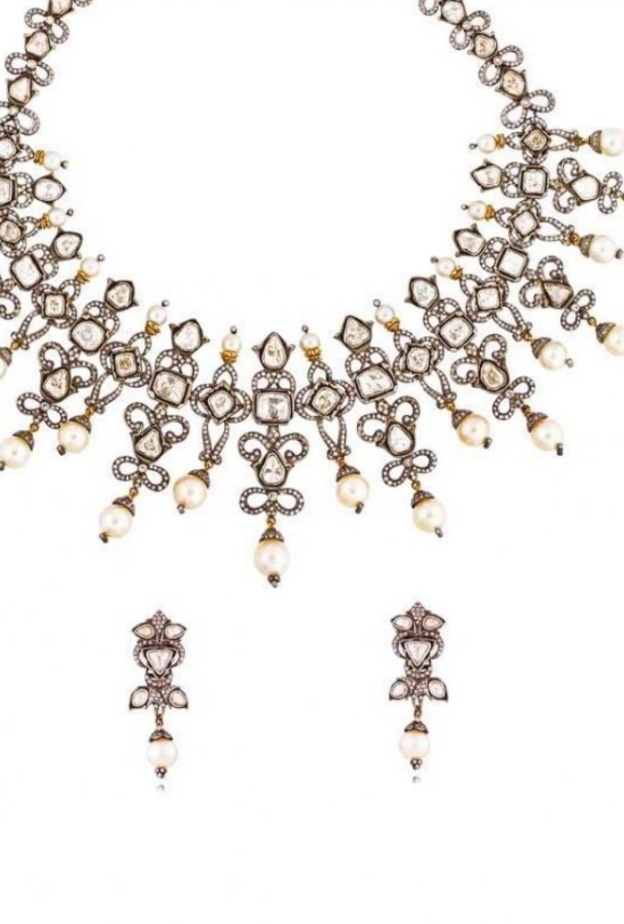 قلادة نيراف مودي