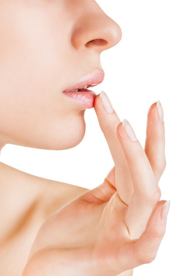 يفضل اختيار الروج السائل بالألوان الفاتحة فوق الشفاه