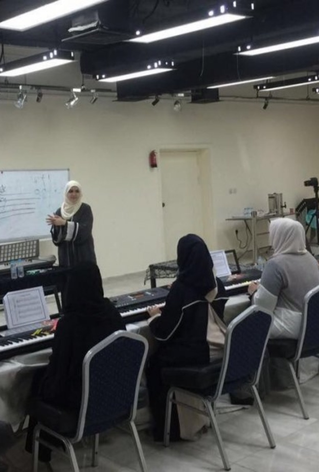 عشقت غلا الدوسري العزف على العود