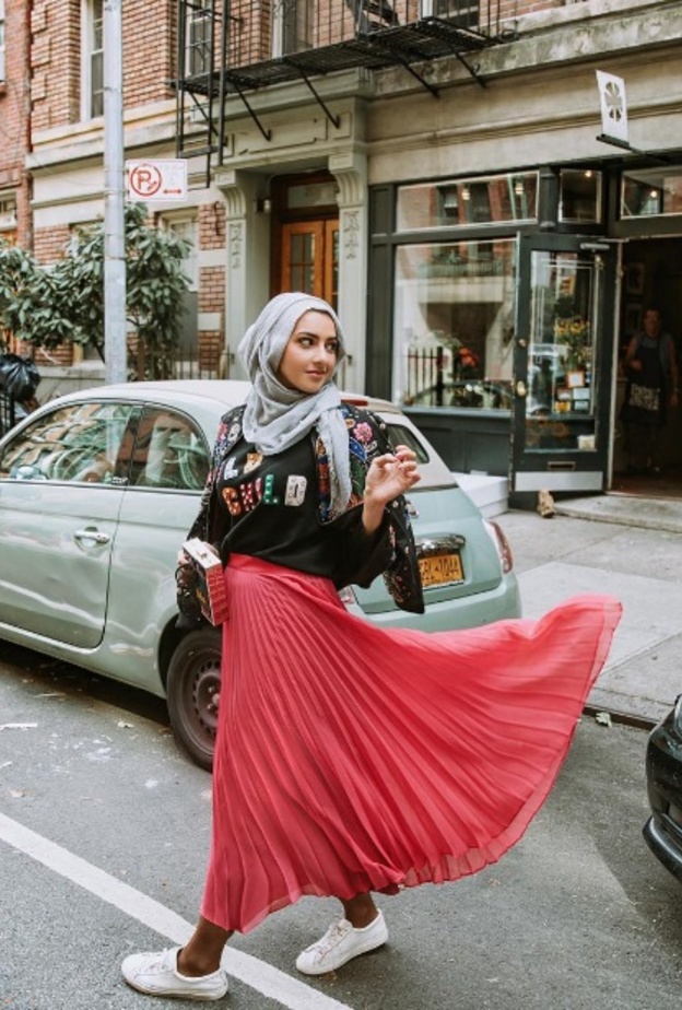 سمر البرشا بتنورة كسرات حمراء