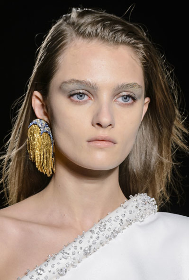 لمسة براقة في عرض Genny