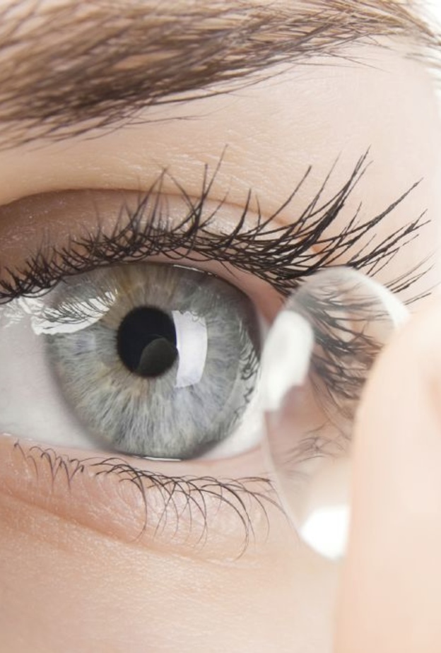 العدسات الاصقة تسبب احمرار العيون