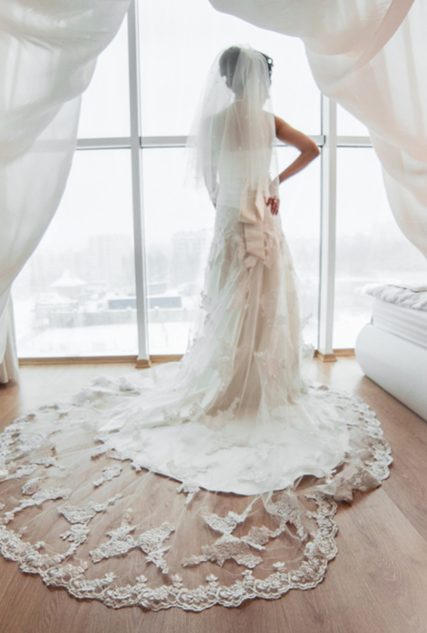 طرحة طويلة متناسبة مع فستان الزفاف