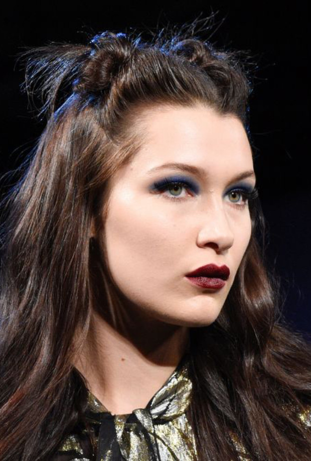 رفعة الشعر المصطحبة مع غرة بسيطة وناعمة