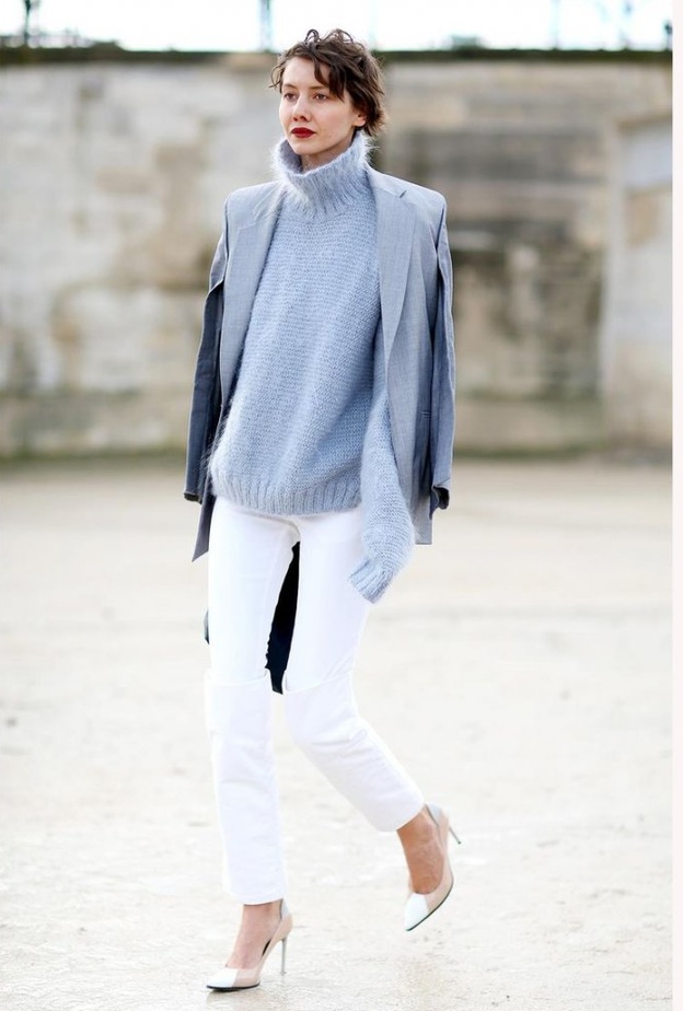 اعتمدي بلايز بياقة عالية بألوان حيوية ولافتة في فصل الشتاء