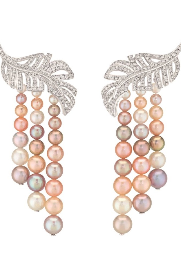 أقراط شانيل من الذهب الأبيض والماس واللؤلؤ