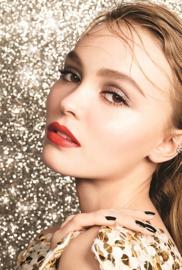 حركة سينمائية من الألوان الزاهية للأظافر.