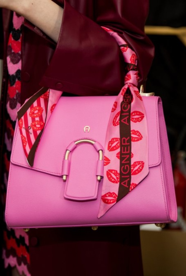 حقائب باللون الزهري لحملة التوعية بمرض السرطان من دار AIGNER