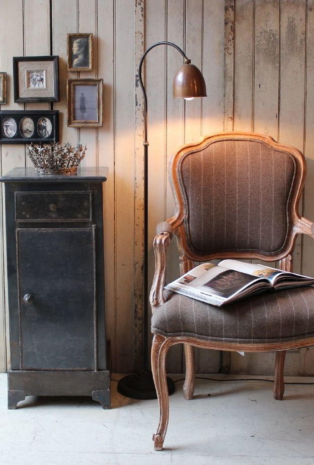 إضافة مكتبة خشبية صغيرة لغرف المعيشة