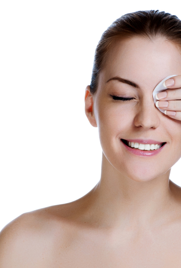 استخدمي المنظفات الطبيعيةمثل زيت الزيتون و الفازلين لضمان الحيوية و الراحة لبشرتك.