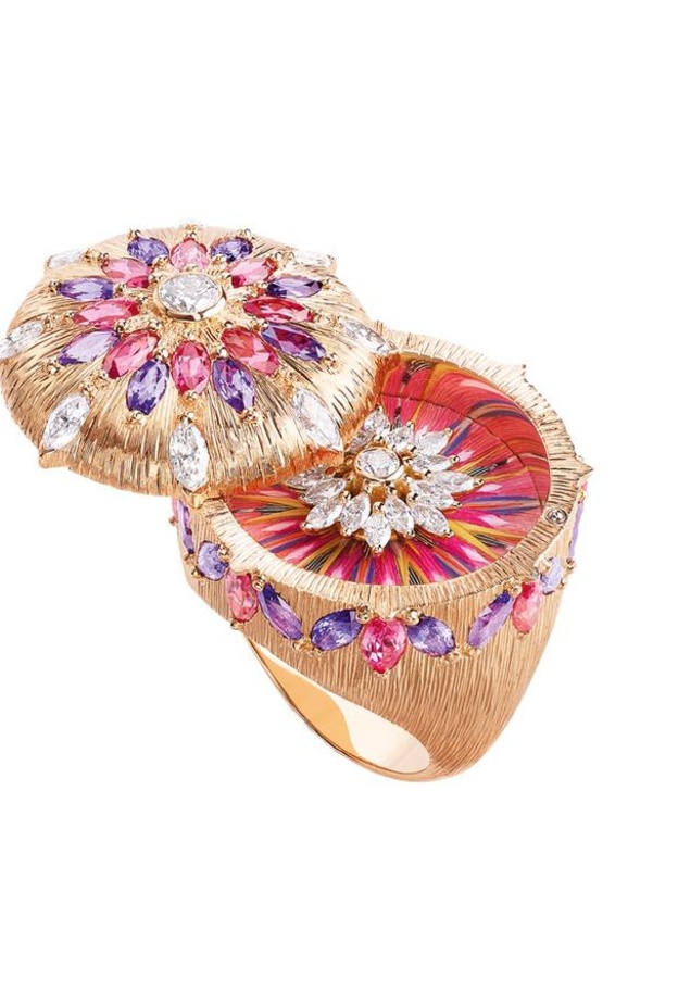 قلادة بياجيه من الذهب والماس