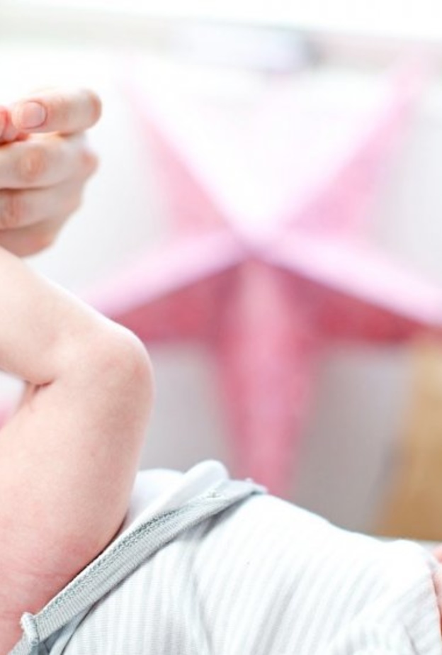 الإمتناع عن استخدام المناديل المبللة واستبدالها بالماء الدافئ والقطن الطبي