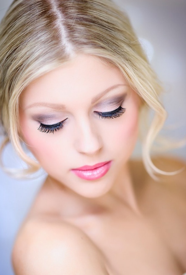 إستخدمي أحمر الشفاه باللون الوردي أو البنفسجي مع مكياج الوردي و الفضي