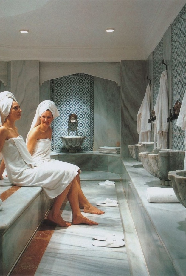 يعمل الحمام التركي على تنعيم وتعطير البشرة