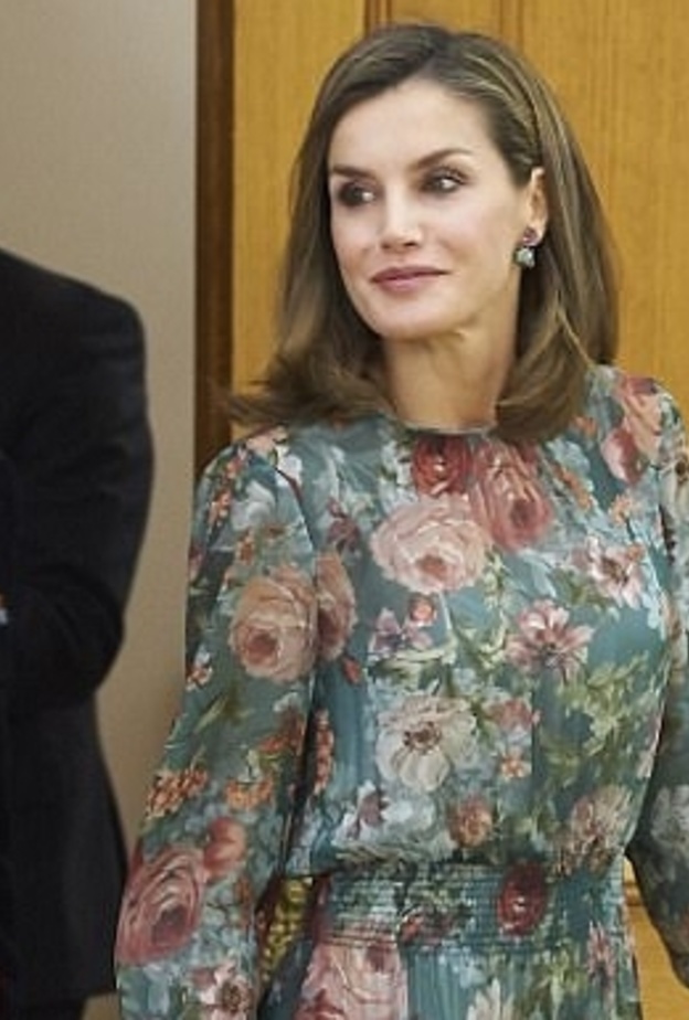 الملكة ليتيزيا بإطلالة زهرية أنيقة في قصر لازارزويلا