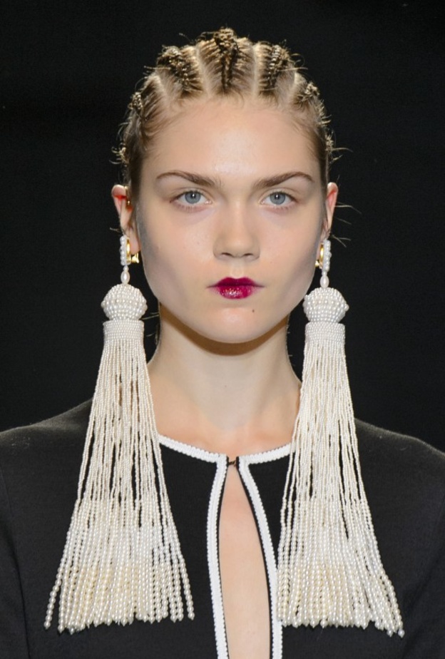 أقراط مميزة ودائرية من دار Acne