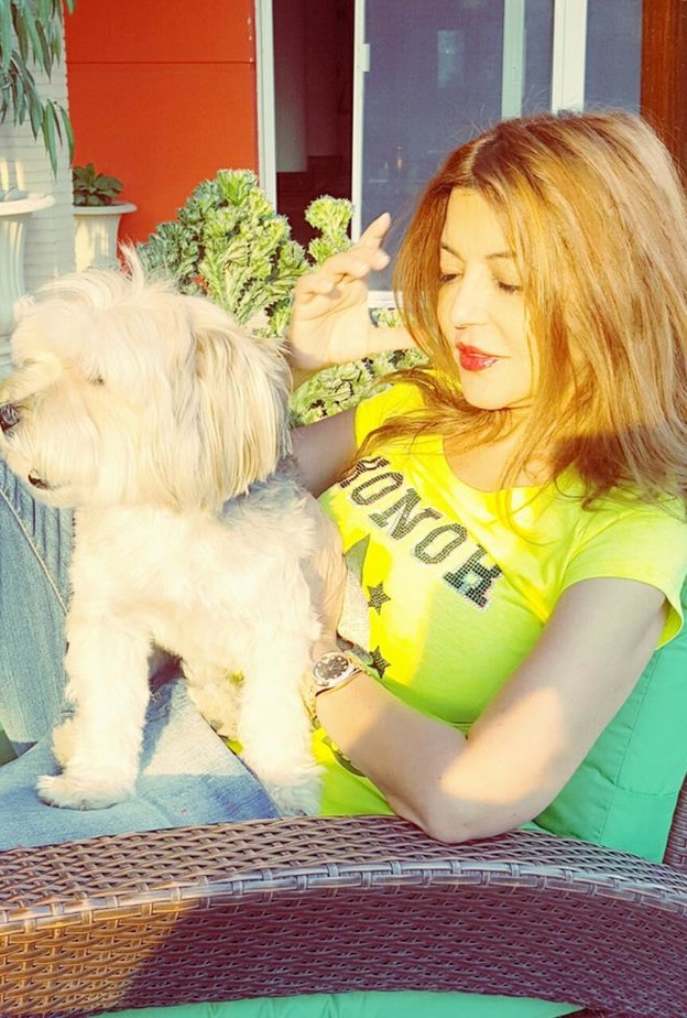 سميرة سعيد مع كلبها