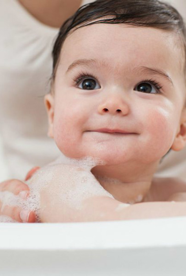 يجب غسل الملابس و المناشف الجديدة قبل استعمالها على بشرة لاطفل